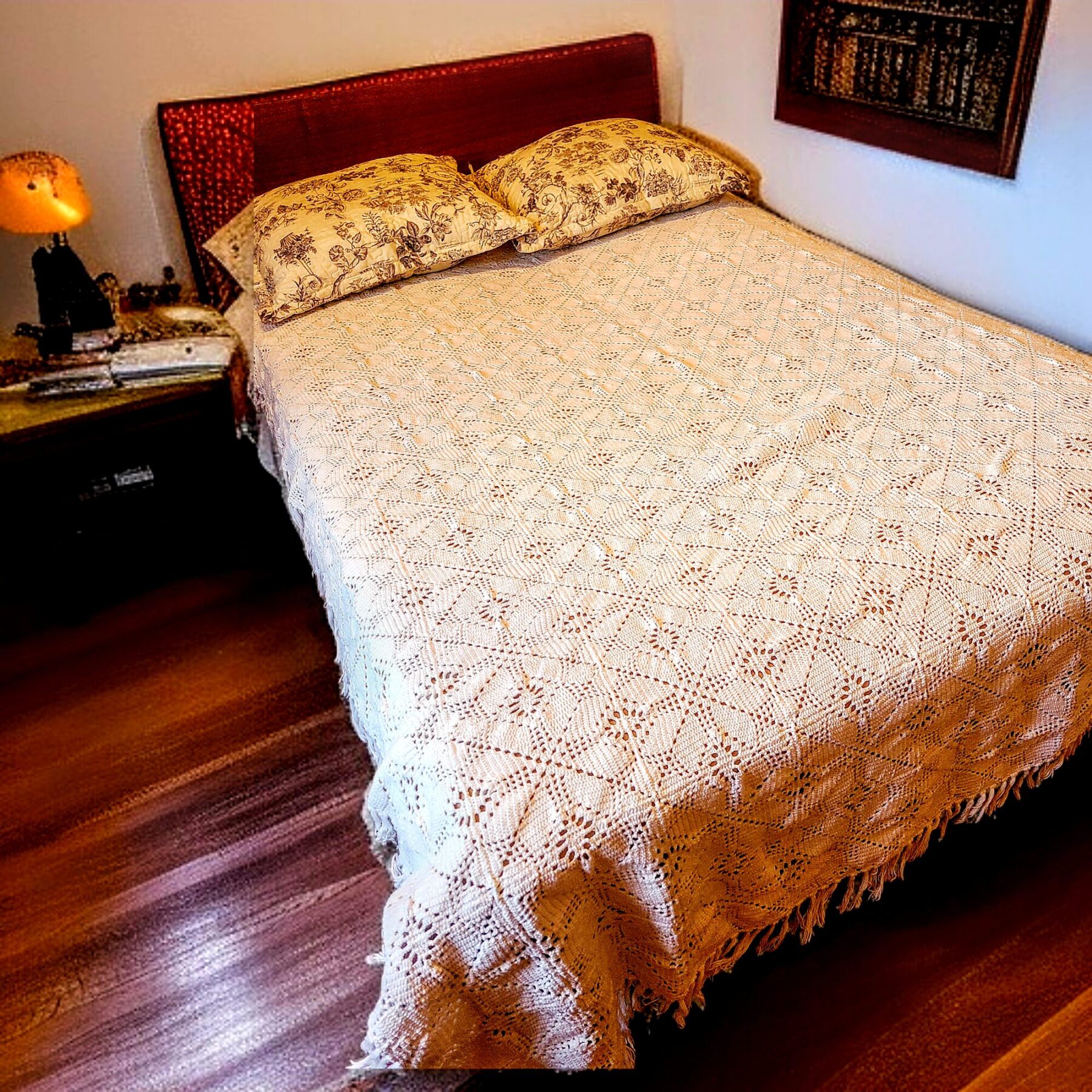 Heegeldatud voodikate – õrn käsitöö ja ajatu kodusoojus